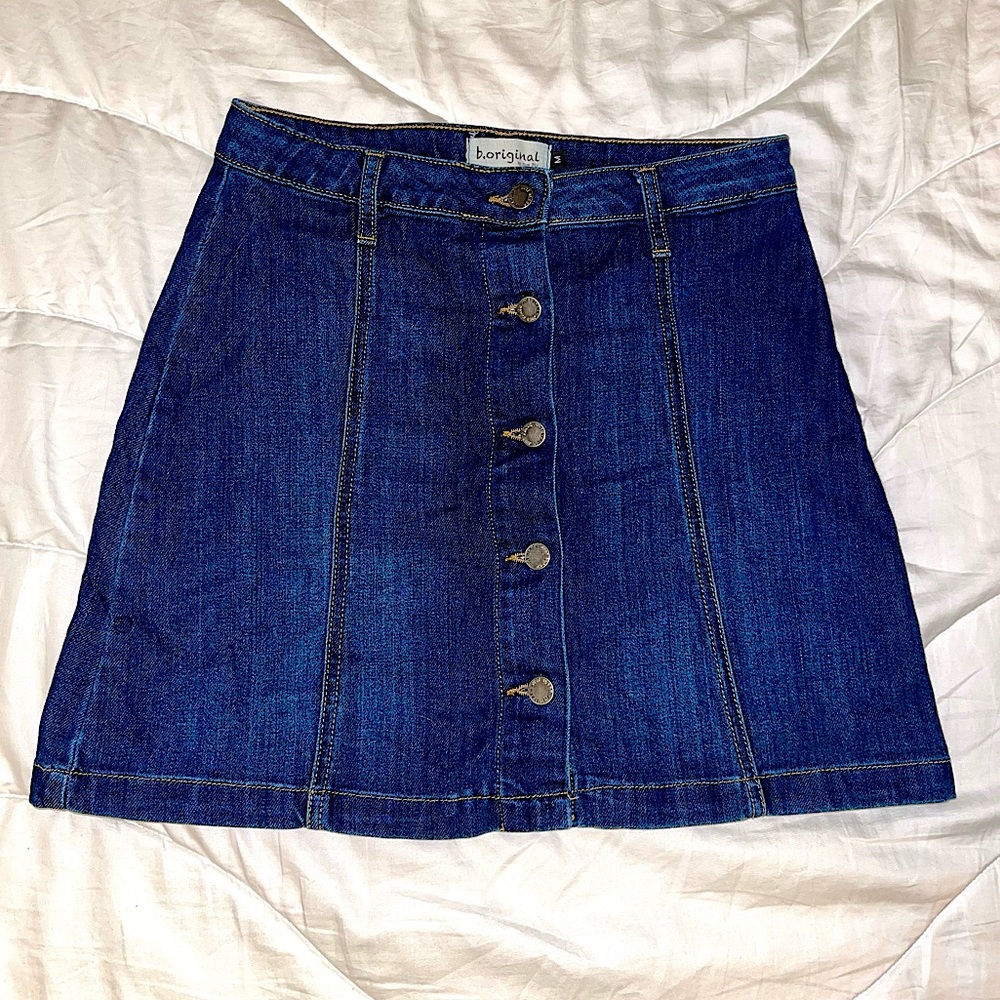 Woman’s Shoe Fly Boutique denim button front a-line skirt